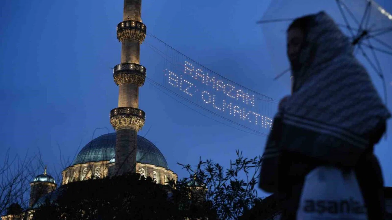 Ramazan ayının müjdecisi mahyalar yanmaya başladı