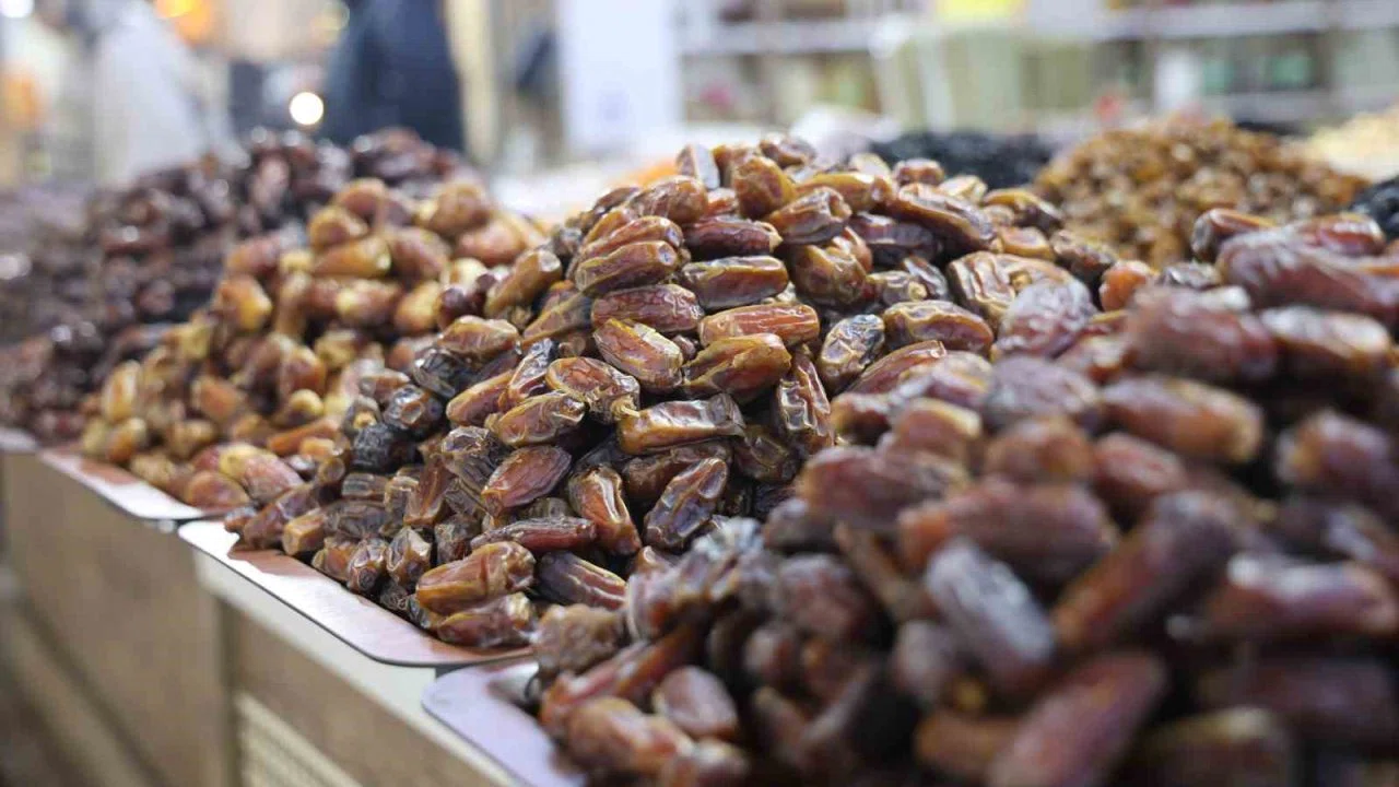 Ramazan ayının vazgeçilmezi hurma, tezgahlarda yerini aldı