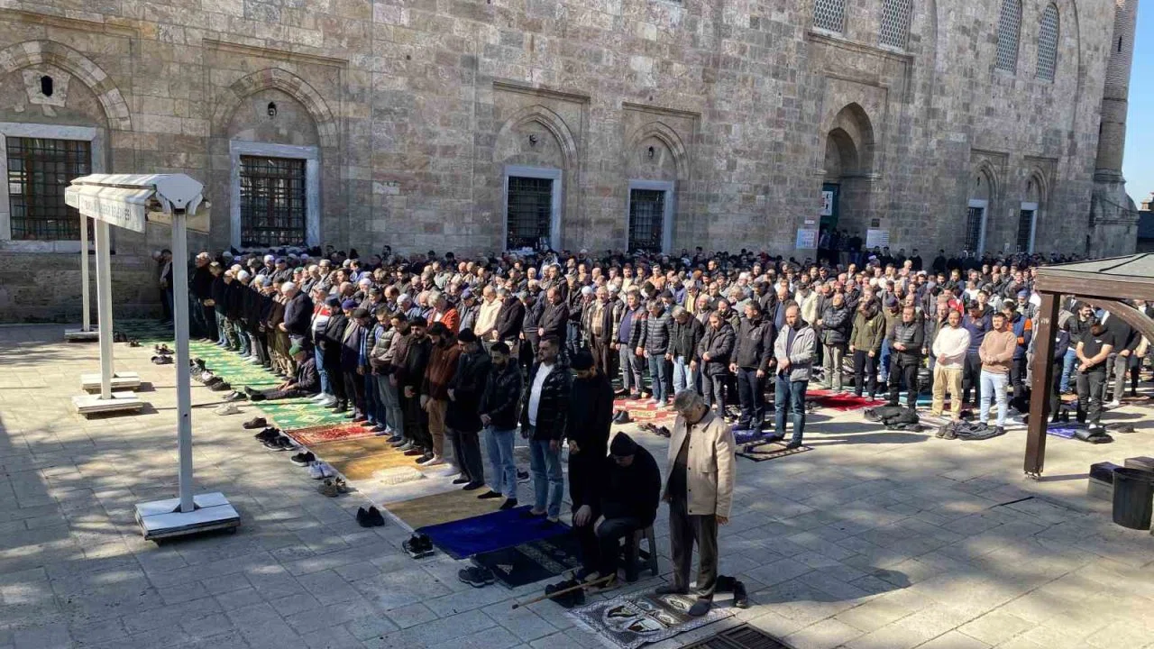 Ramazan’ın ilk Cuma’sı Ulucami doldu taştı