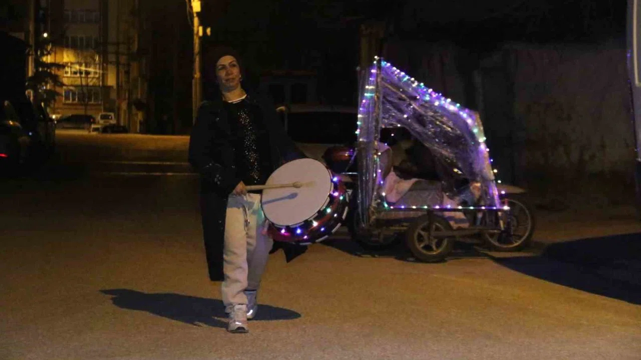 Rengarenk davulunu çalarak torununa ‘ışık’ olmak istiyor