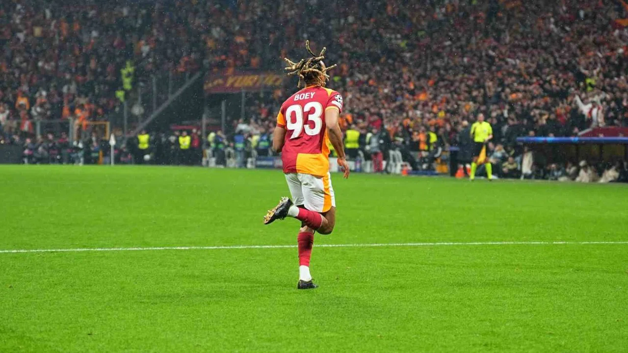 Sacha Boey ilk golünü attı