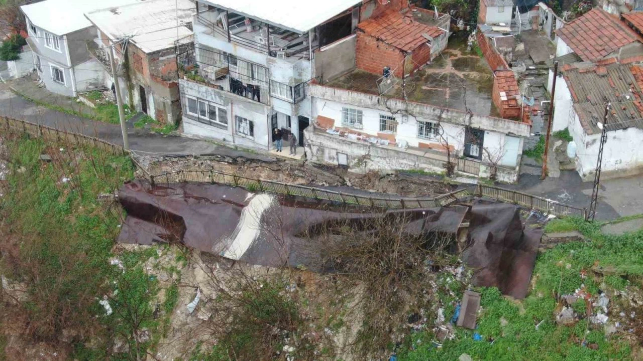 Sağanak sonrası yol çöktü, mahalleyi endişe kapladı