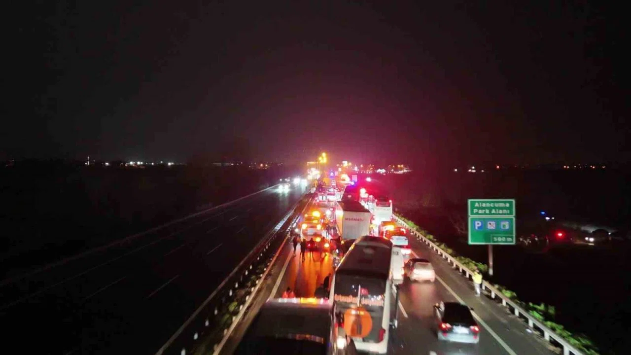 Sakarya’da 16 aracın karıştığı zincirleme kazada 4’ü ağır 13 yaralı: Olay yeri böyle görüntülendi