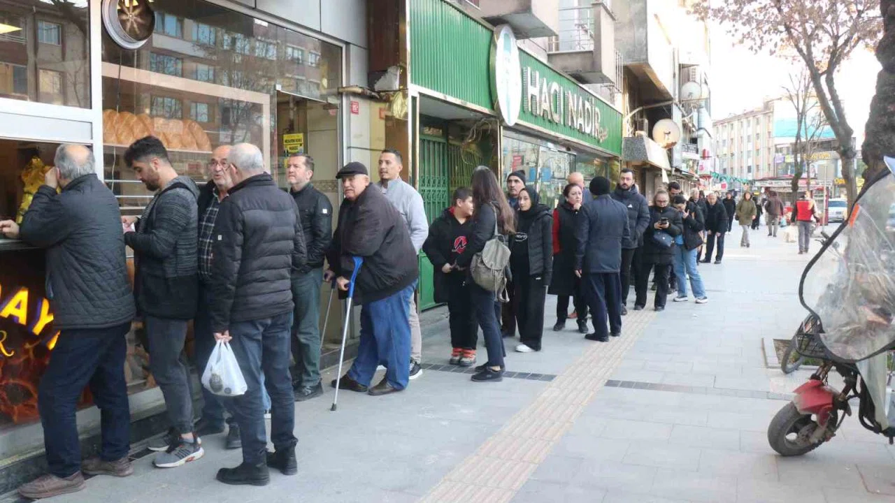 Sakarya’da ilk iftar öncesi metrelerce pide kuyruğu