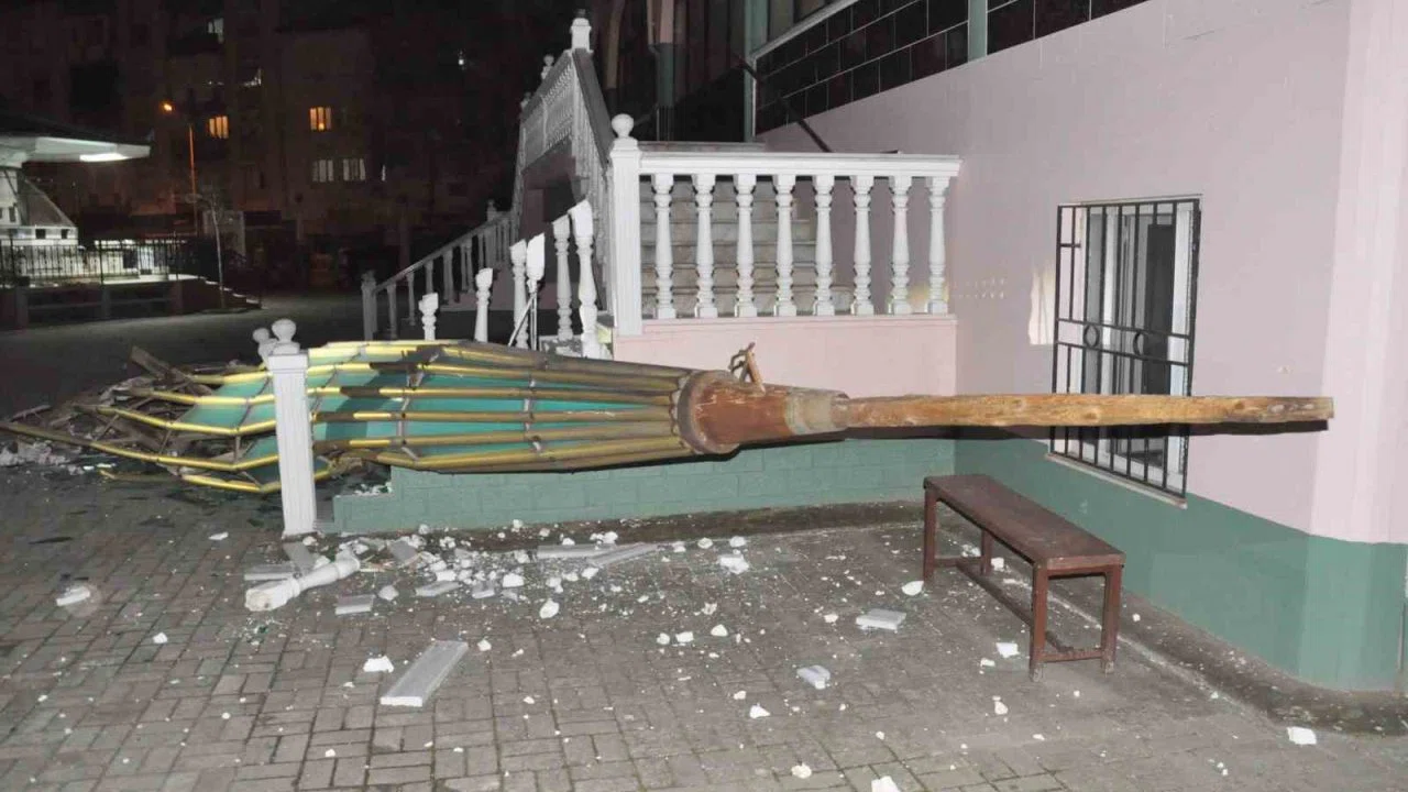 Salihli ilçesini fırtına vurdu, minarenin külahı koptu, çok sayıda ağaç devrildi