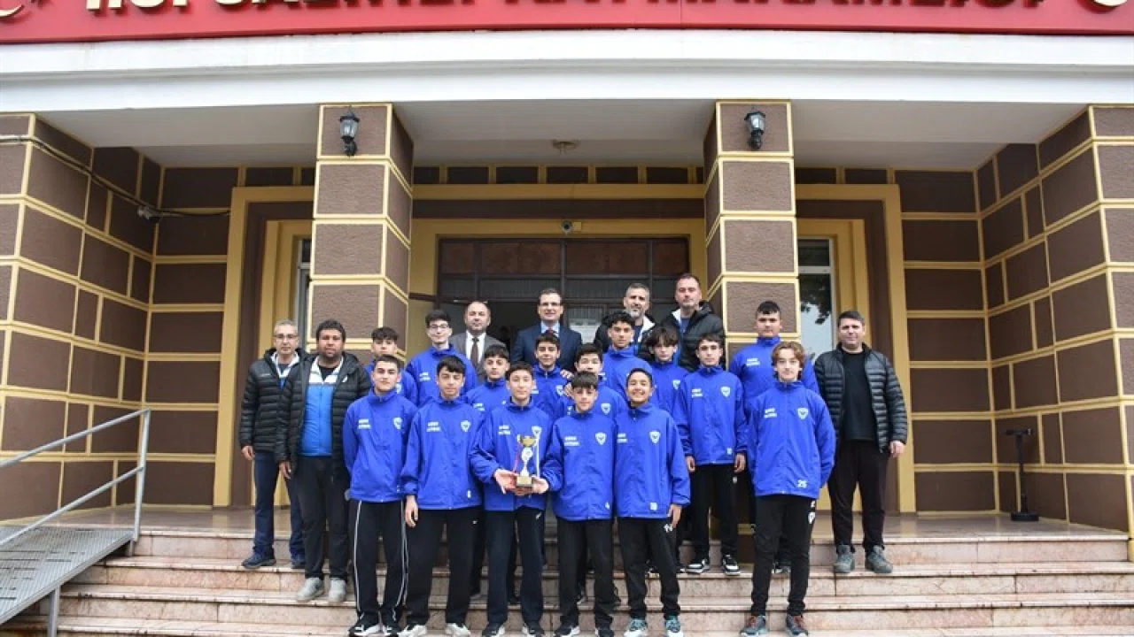 Salihli Kaymakamı Güldoğan, şampiyonları ağırladı