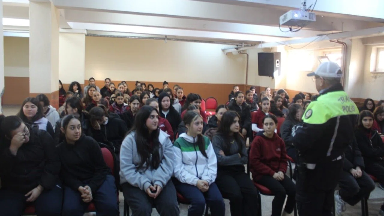Salihli’de lise öğrencilerine hayat kurtaran trafik eğitimi