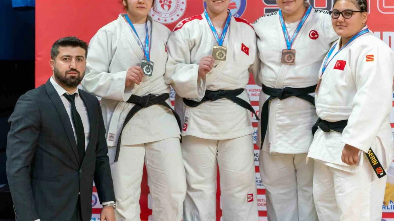Salihlili Duygu Dirgen, Türkiye üçüncüsü oldu