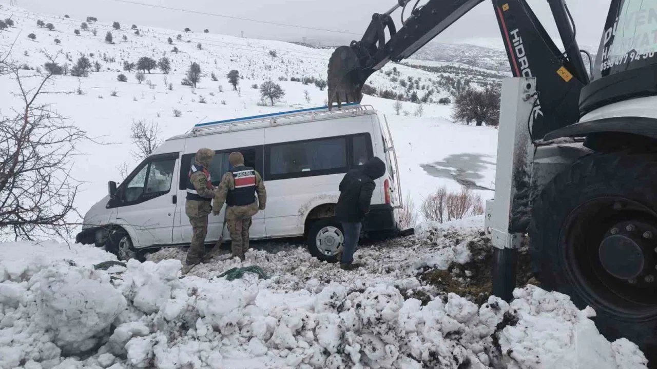 Şarampole sürüklenen minibüs, ekipler tarafından kurtarıldı