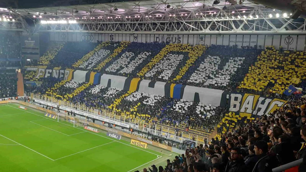 Sarı-lacivertli taraftarlardan ‘İnan Fenerbahçe’ yazılı koreografi