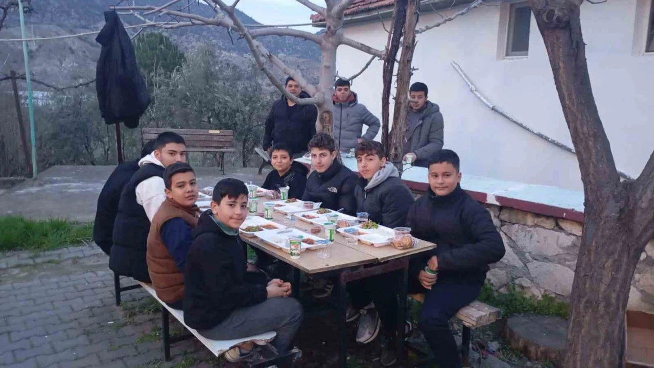 Sarıcakaya Müftüsü Altunbaş, Mayıslar Mahallesi’nde iftar sofrasına konuk oldu