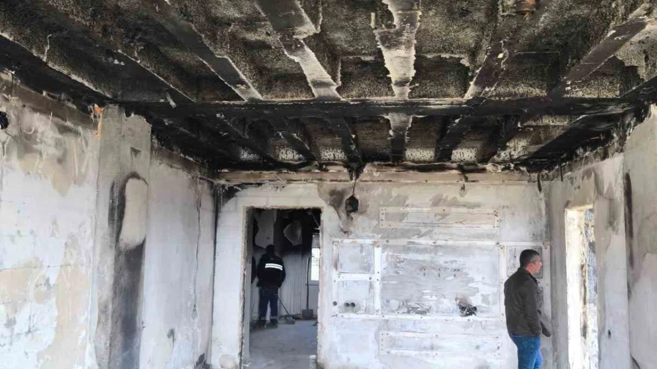 Şarj esnasında patlayan telefon, evi küle çevirdi