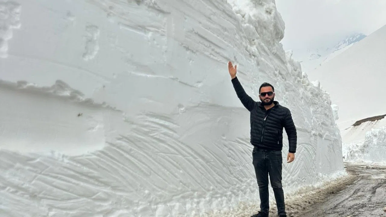 Şemdinli’de iş makinesinin boyunu bulan kar tünellerinde çalışma