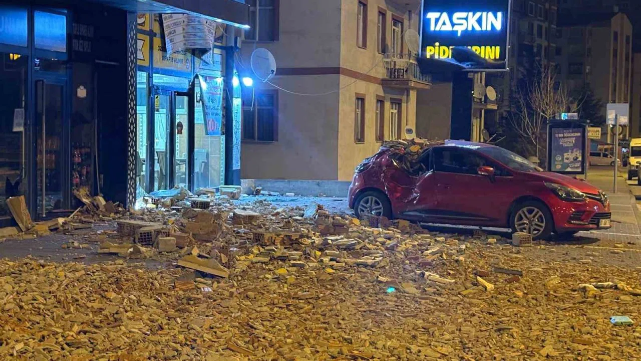 Şiddetli rüzgar binanın duvarını uçurdu