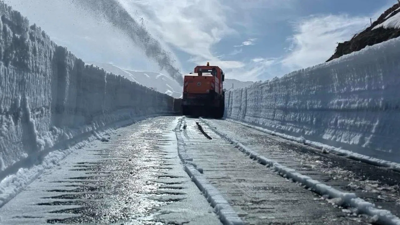Şırnak’ta 70 gündür kapalı olan belde yolunun açılması için çalışmalar başlatıldı