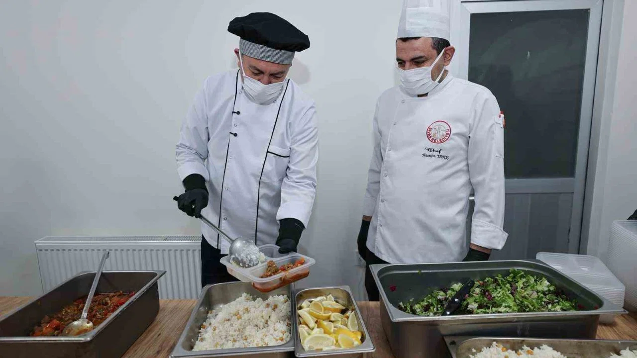 Sivas Belediyesi her gün 400 ihtiyaçlı ailenin iftar sofrasını kuruyor
