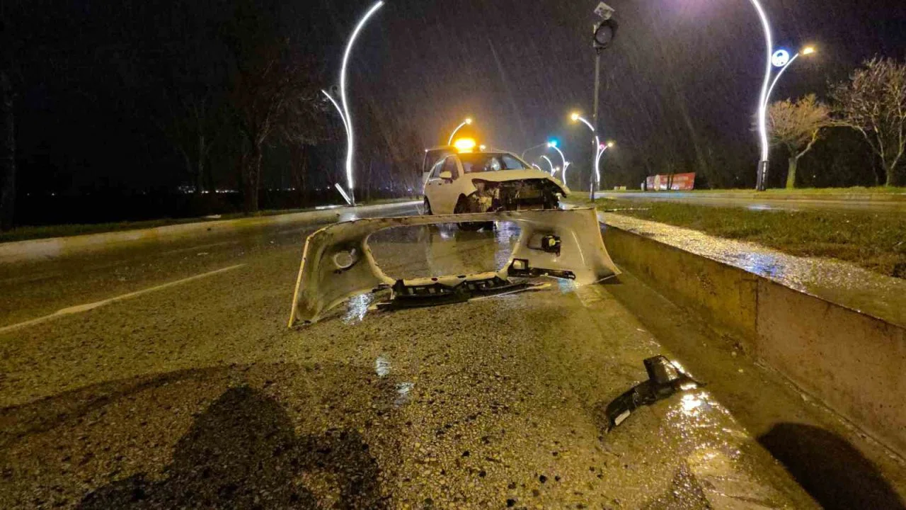 Su birikintisi kazaya sebep oldu: Otomobil önce direğe sonra kaldırıma çarptı