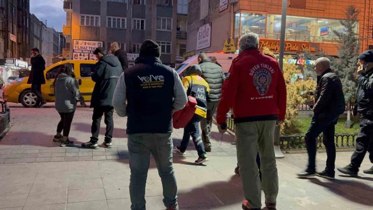 Taksi durağında bıçaklı kavga: 1 yaralı