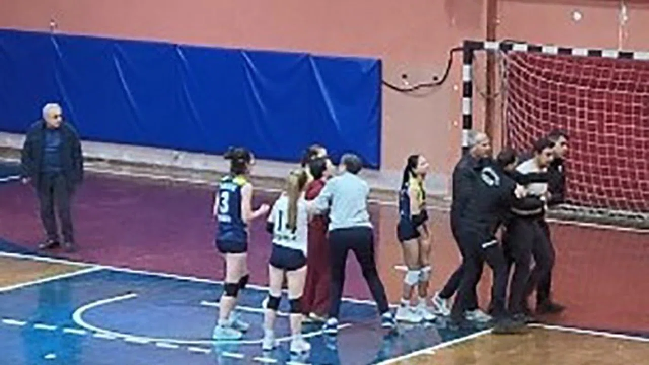Taraftar sahaya atladı, maç seyircisiz tamamlandı