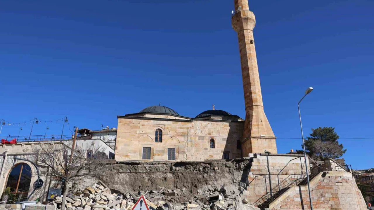 Tarihi caminin istinat duvarı çöktü, o anlar kameralara yansıdı