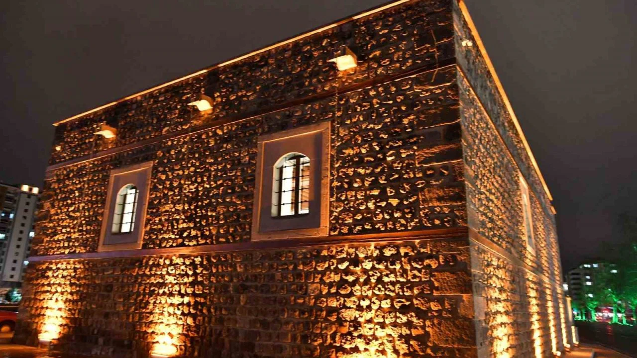 Tarihi Tasmakıran Camii’nde restorasyon sonrası ilk teravih heyecanı