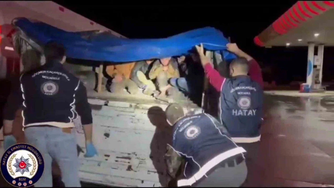 Tır dorsesinde branda altında saklanan 12 kaçak göçmen yakalandı