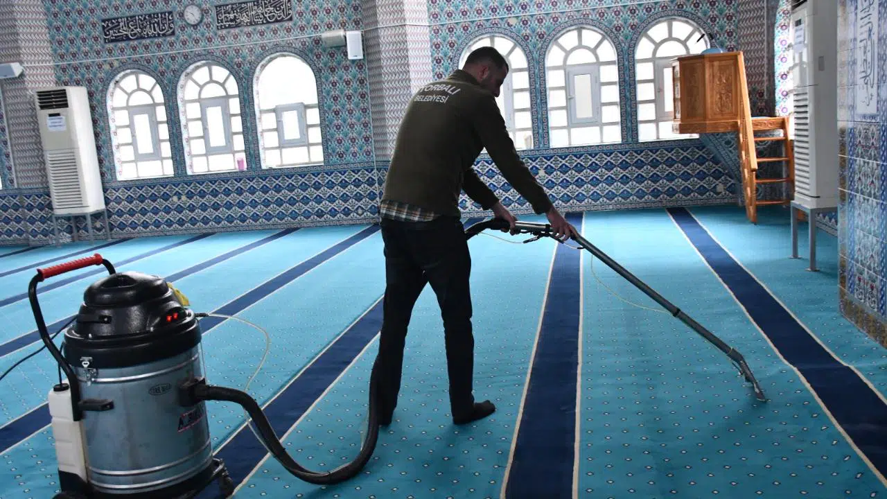 Torbalı’da Camiler Ramazan’a Hazır:  Belediyeden Kapsamlı Temizlik