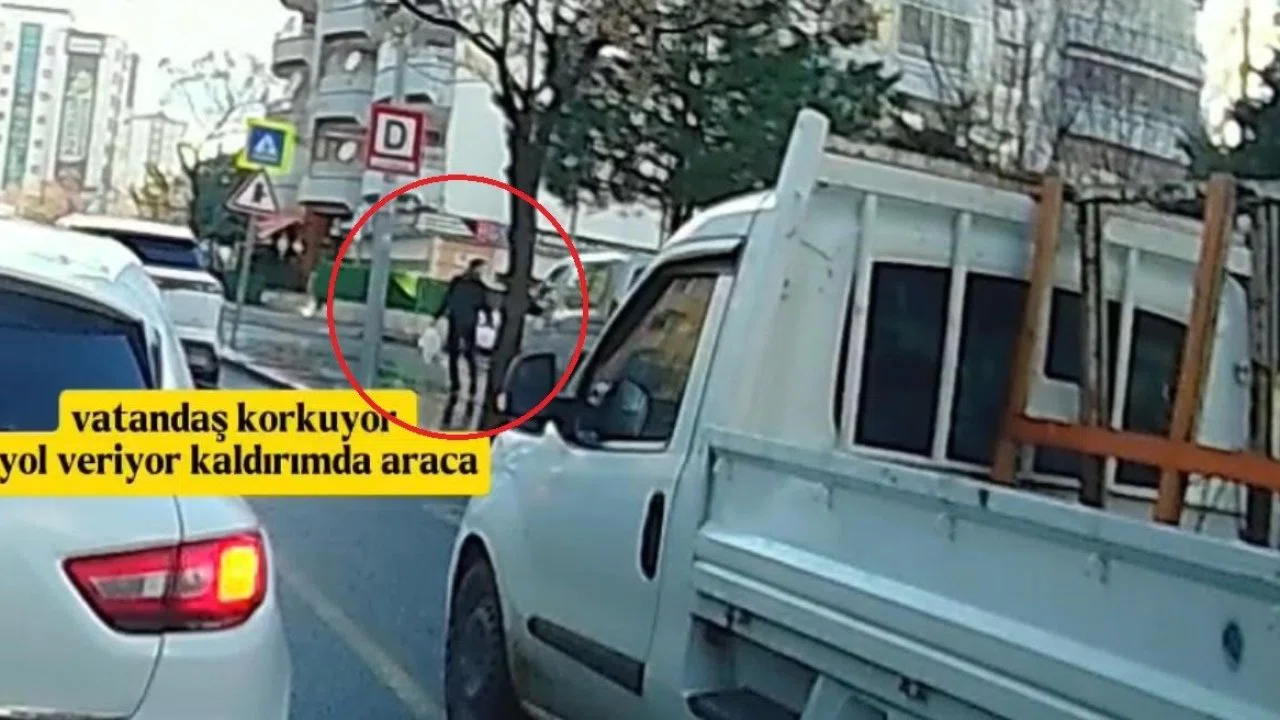 Trafik magandasının kaldırıma çıkıp ilerlediği anlar kameraya yansıdı