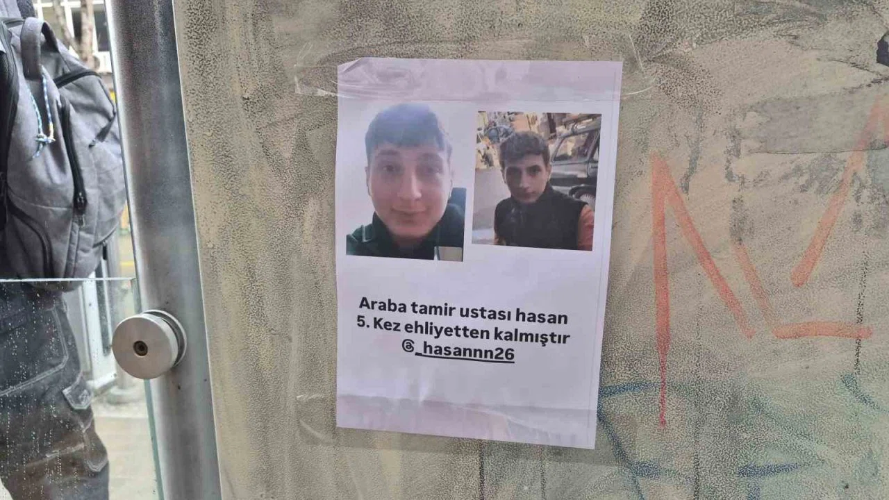 Tramvay durağına yapıştırılan ilginç kağıt dikkat çekti