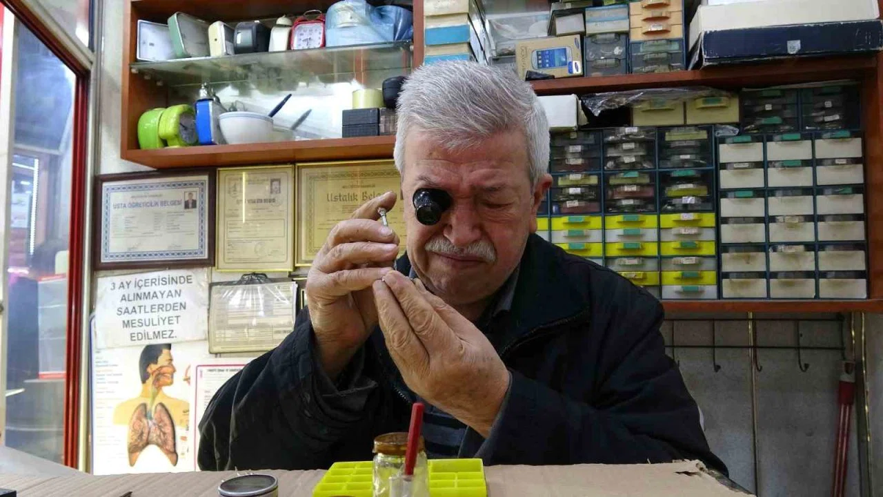 Üç metrekarelik dükkanda 60 yıldır zamana ince ayar veriyor