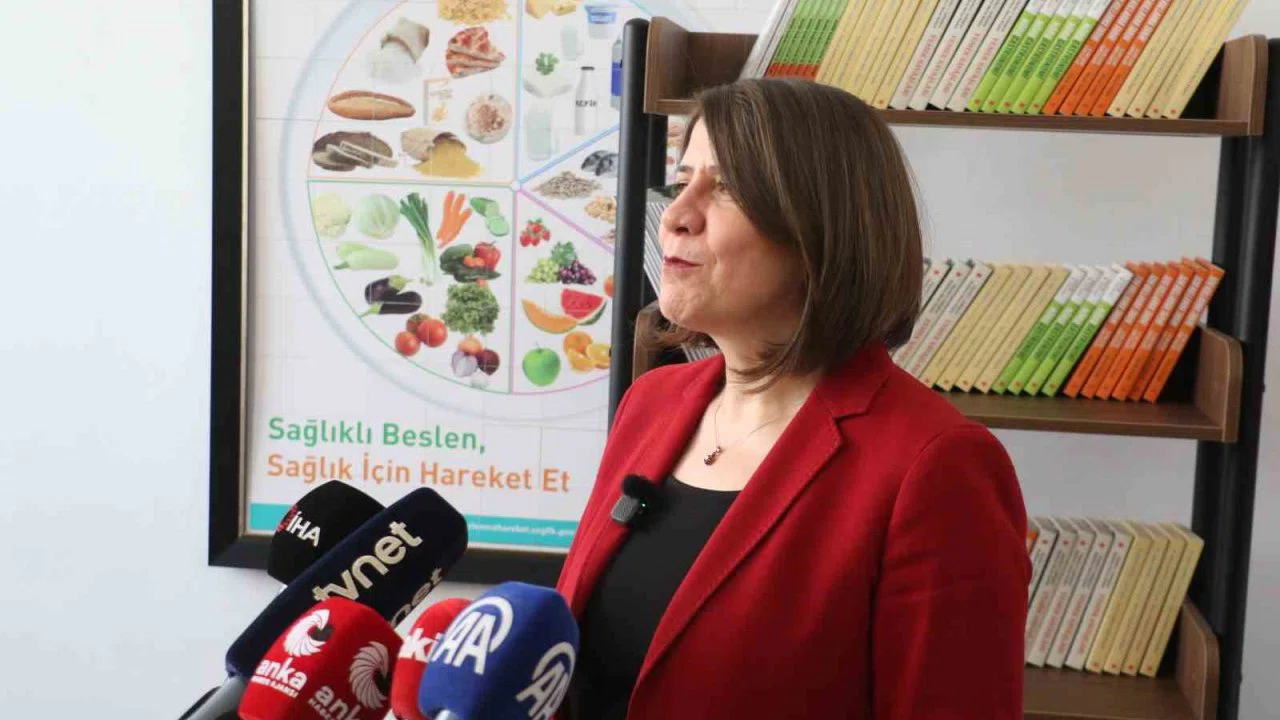 Uzmanından uyarı: "Ramazan’da sağlıklı beslenmenin temel kriterlerden birisi sahurun ve iftarın yapılması, araya ara öğünün eklenmesi"