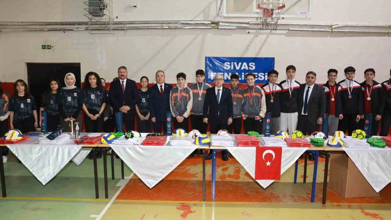 Vali Şimşek spor malzemesi dağıtımında öğrencilerle sahaya indi
