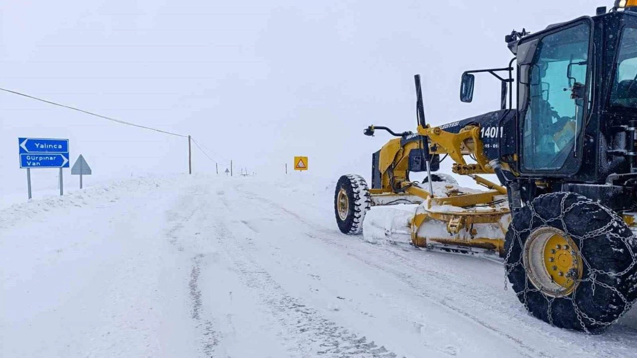 Van’da 141 yerleşim yerinin yolu kapandı
