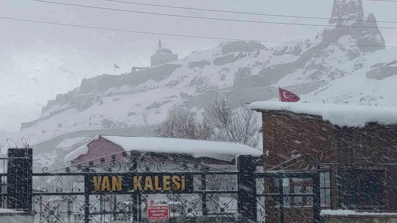 Van’da kardan dolayı kapanan 390 yoldan 230’u açıldı