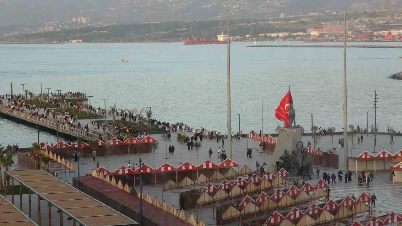 Yağışlı havanın son bulmasını fırsat bilen vatandaşlar İskenderun Sahili’ne akın etti