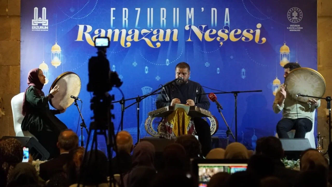 Yakutiye Medresesi’nde santurun zarif nağmeleri yankılandı