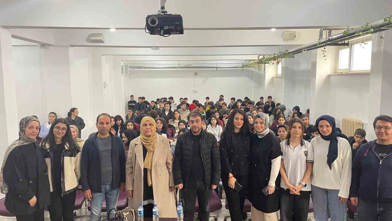 Yazar Naşide Can, Çermik Fen Lisesinde konferans verdi