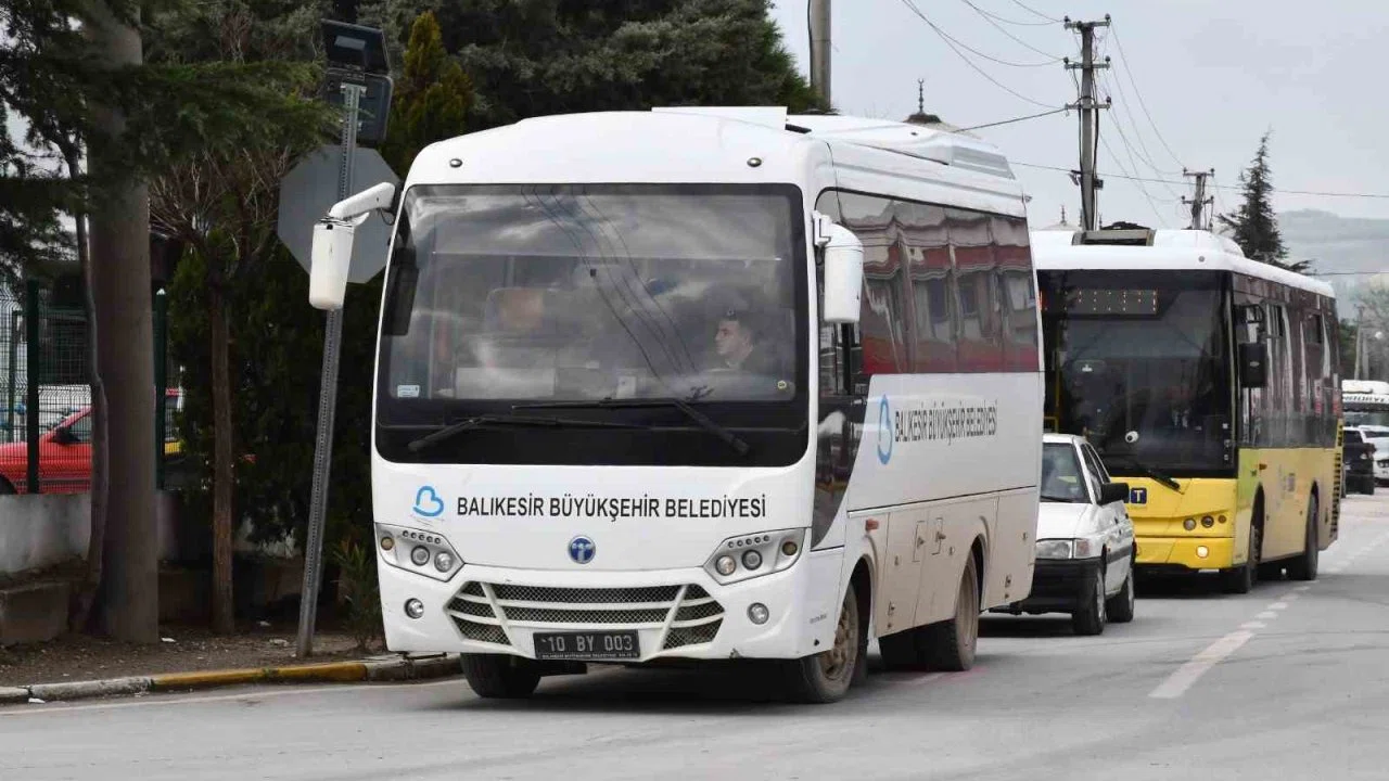 Yıkılan köprü için Büyükşehirden vatandaşa ulaşım kolaylığı