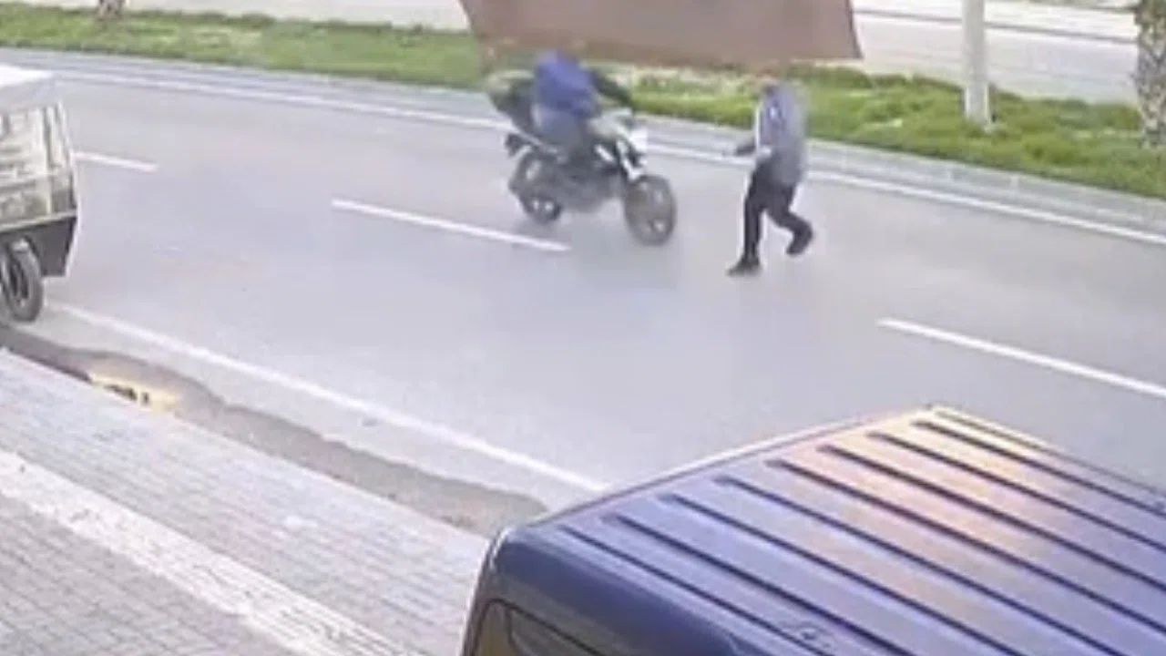 Yolun karşısına geçerken motosikletin çarptığı bir kişi yaralandı