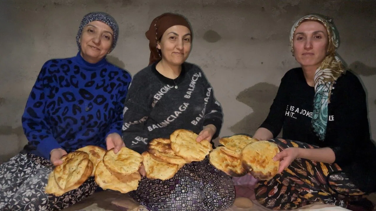 Yüksekova’da Ramazan hazırlığı: 3 kız kardeşten tandır başında tatlı mesaisi