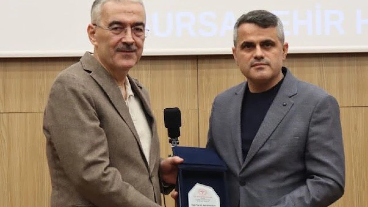 1 yılda 3 bin 766 ameliyat yapan doktora ödül