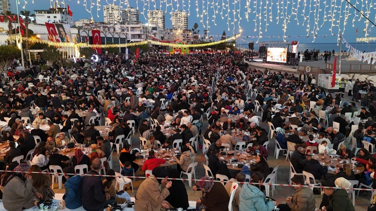 10 bin kişi deniz kenarında iftarda buluştu