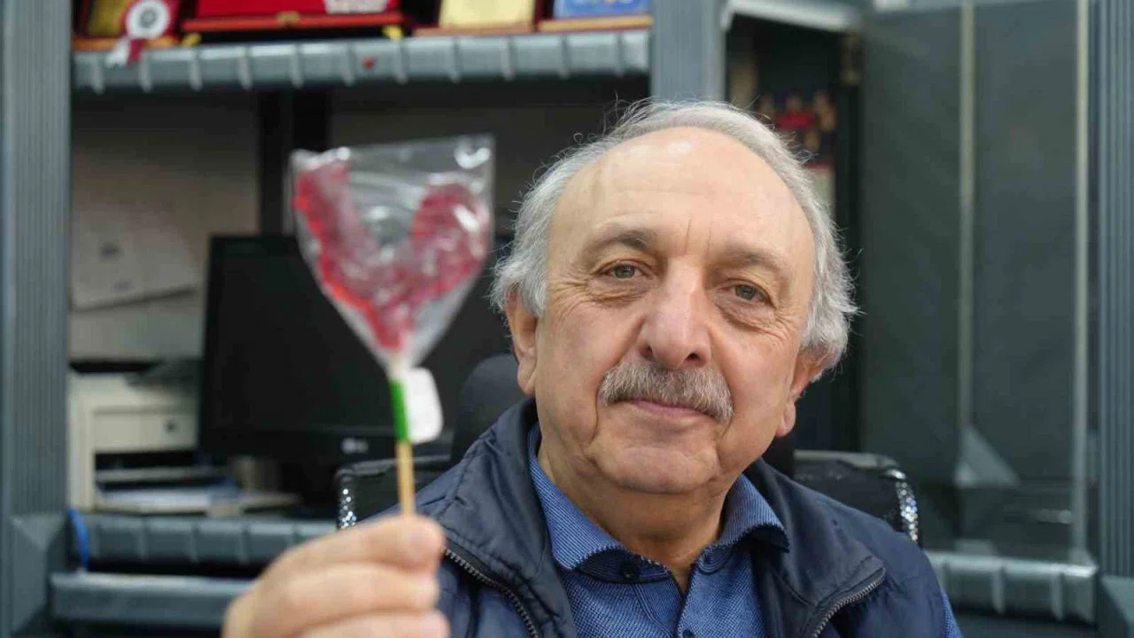 10 yıldır her Ramazan’da iftarlık olarak horoz şekeri dağıtıyor