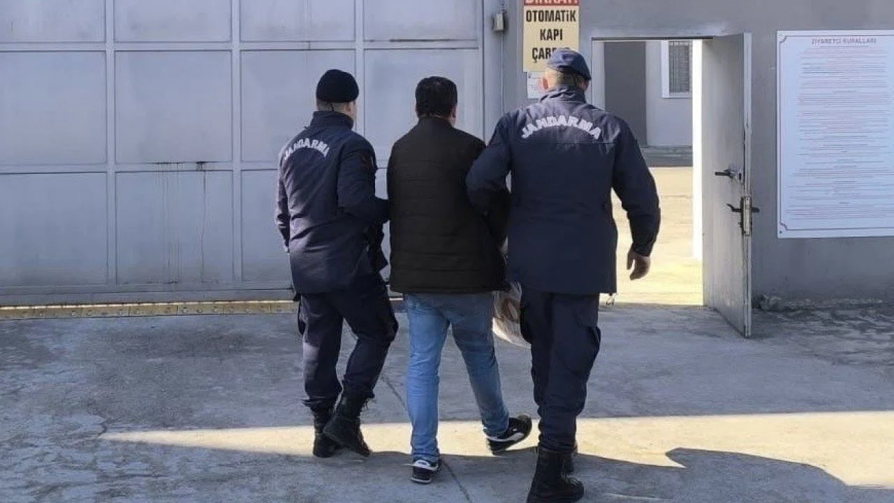 11 yıl ve 9 yıl hapisle aranan 2 hükümlü, jandarmadan kaçamadı