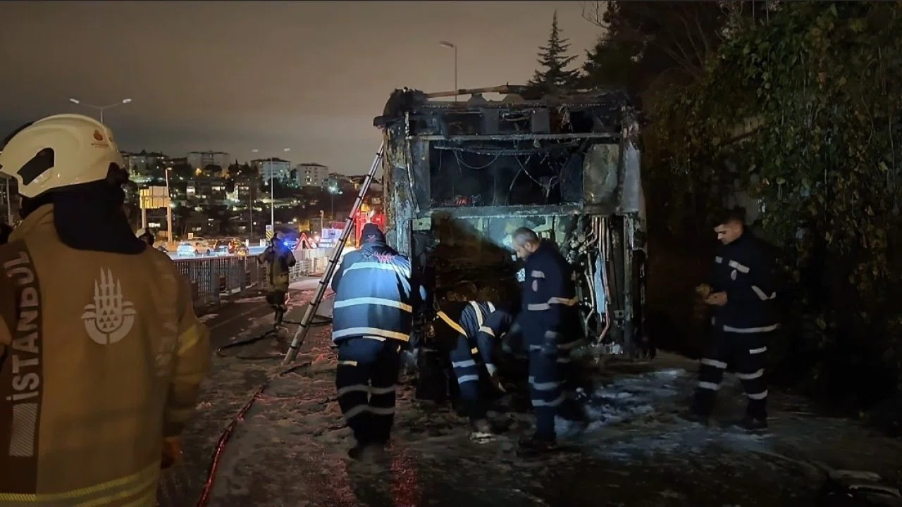 15 Temmuz Şehitler Köprüsü’nde metrobüs alev alev yandı: Yolcular tahliye edildi