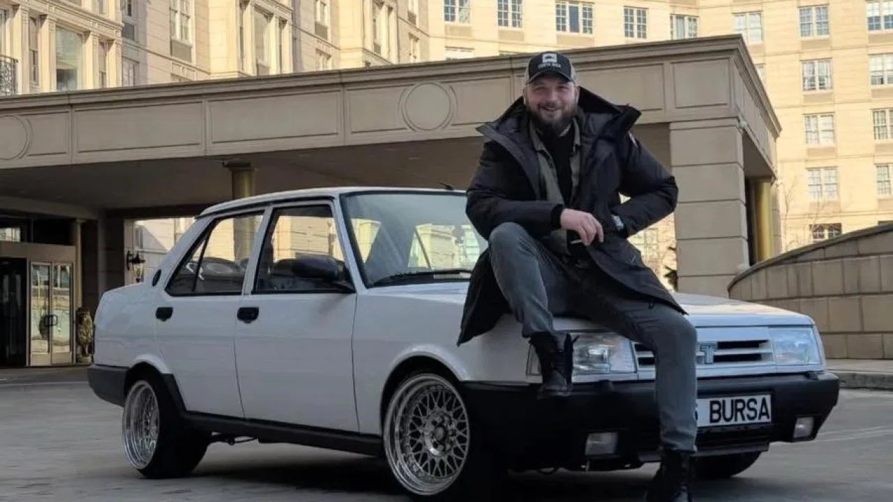 1995 model Tofaş "16" plakası ile New York sokaklarında