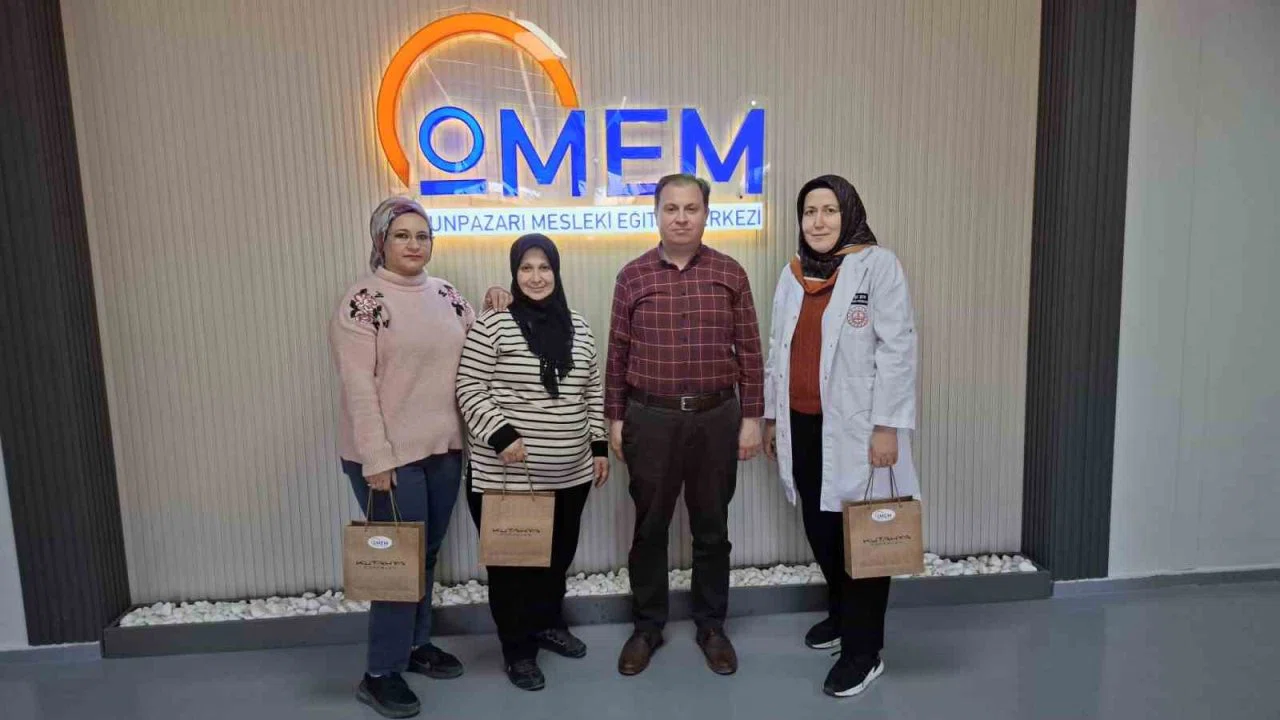 8 Mart Dünya Kadınlar Günü’nde öğretmenlerini ve çalışanlarını unutmadılar