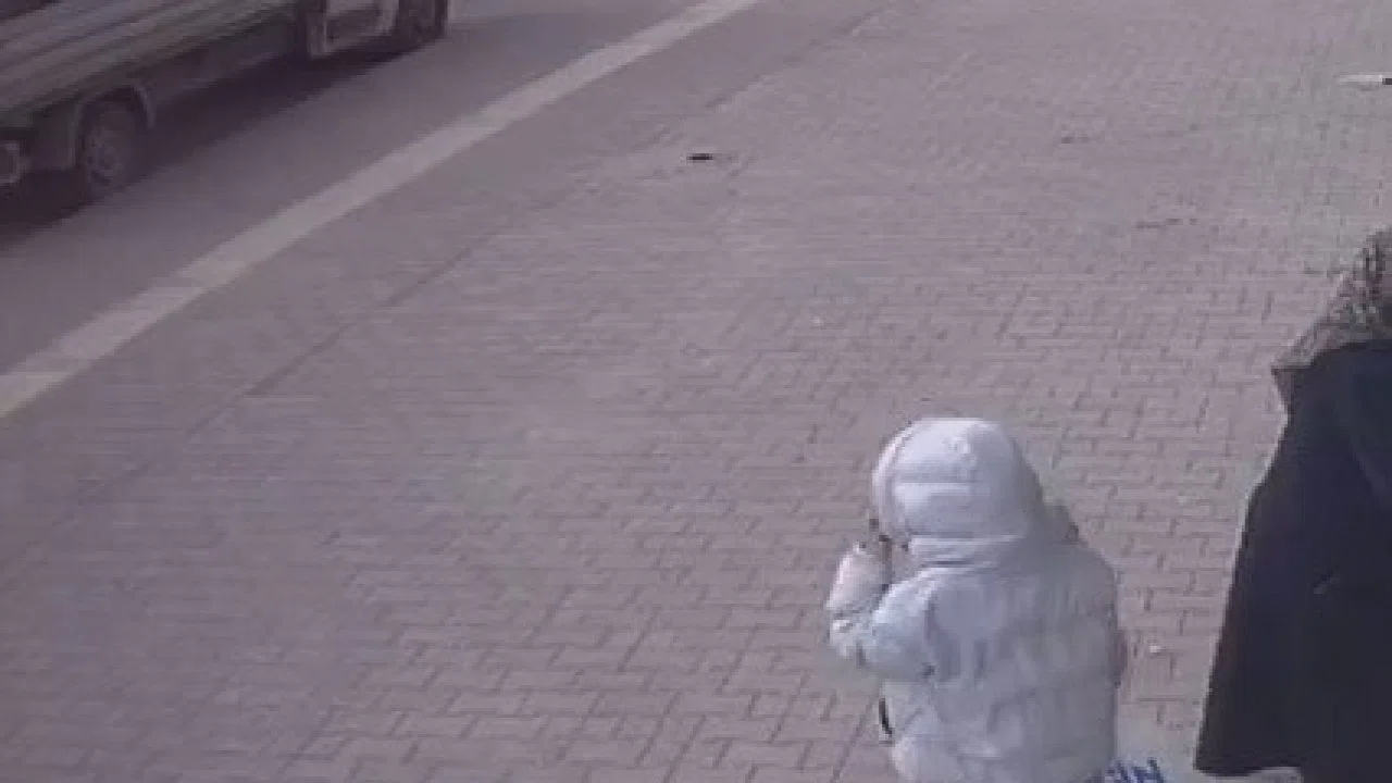 Açılan araç kapısı kazaya neden oldu