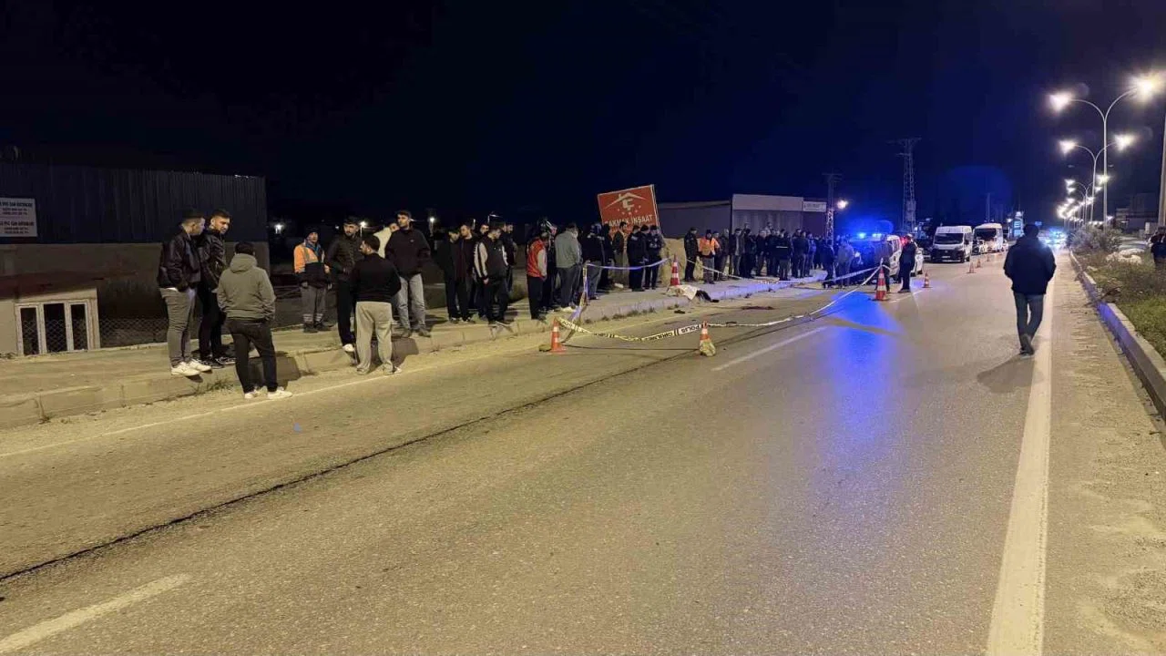 Adana’da belediye otobüsüyle çarpışan motosiklet sürücüsü genç, hayatını kaybetti