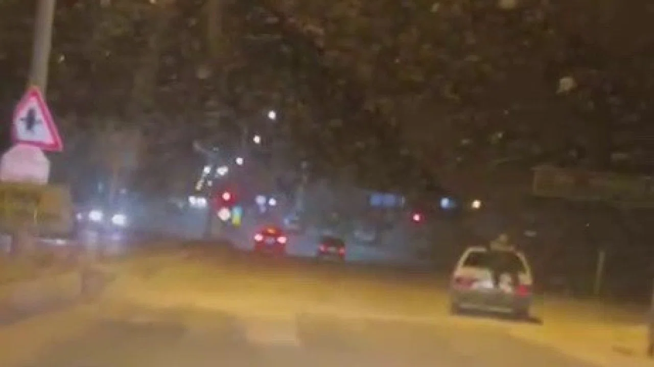 Adıyaman’da tepki çeken görüntü: Seyir halindeki otomobilin bagaj kısmına oturarak ilerledi